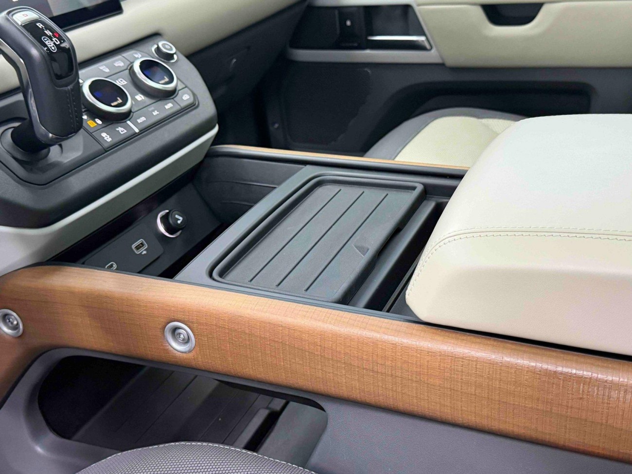 Land Rover Defender 2021
