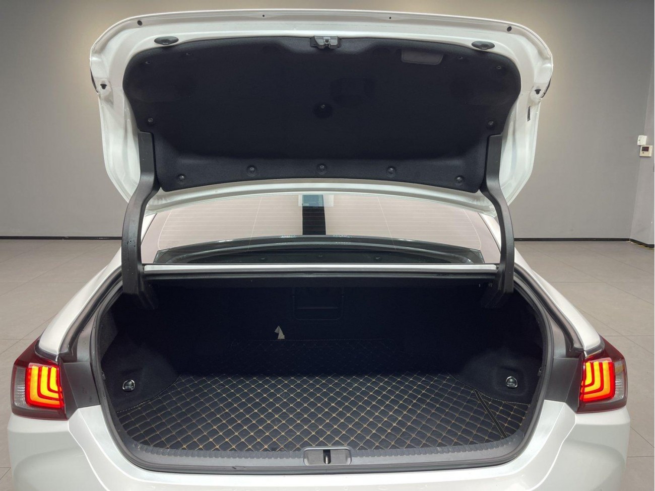 Lexus ES 200 2023