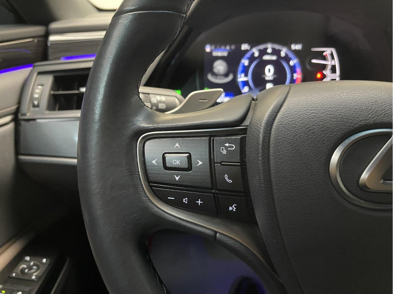 Lexus ES 200 2023