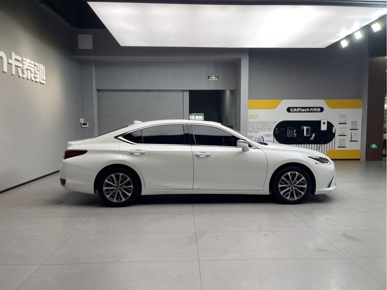 Lexus ES 200 2023