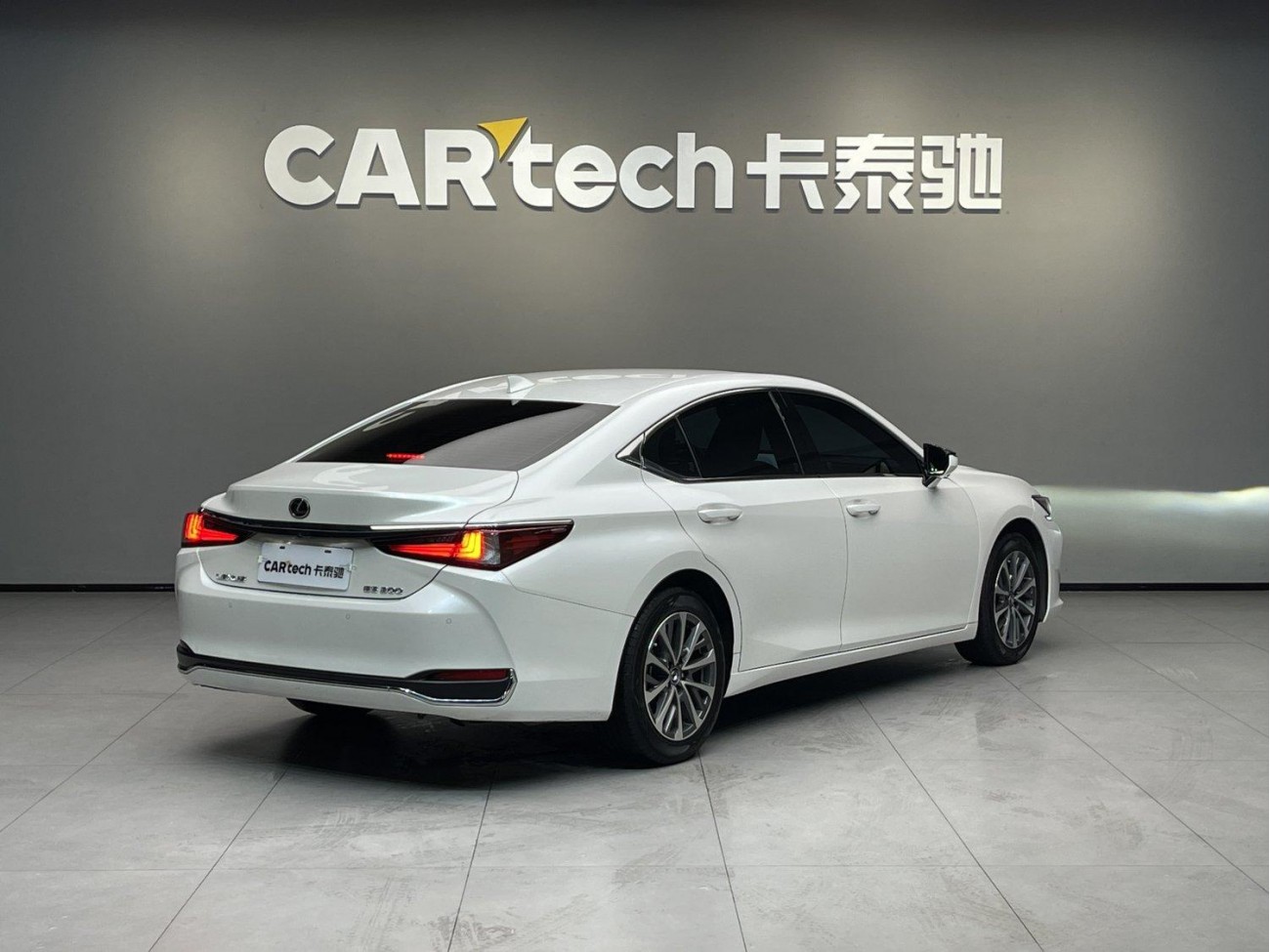 Lexus ES 200 2023