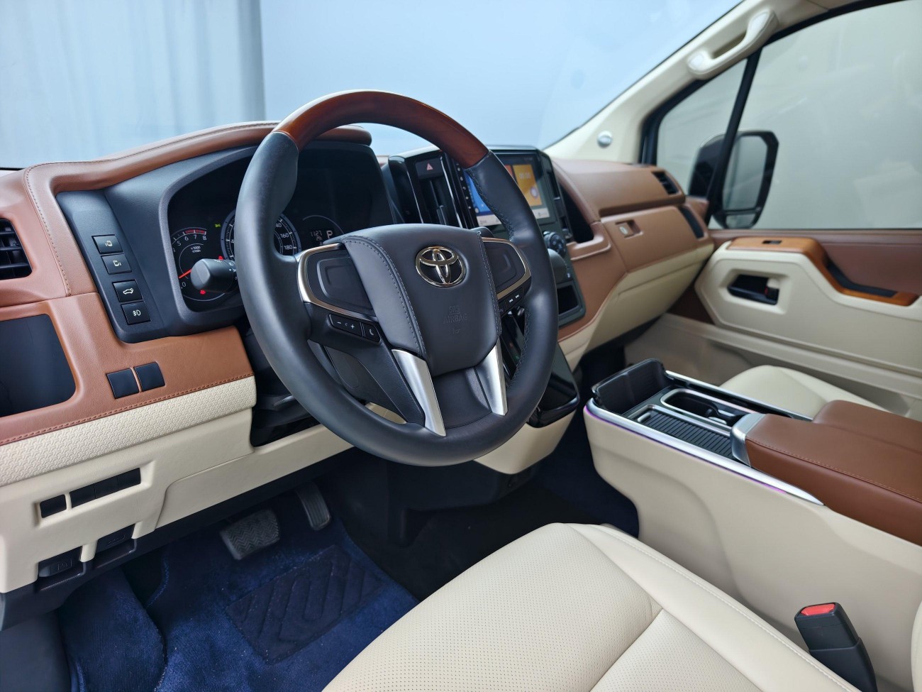 Toyota HiAce 2024