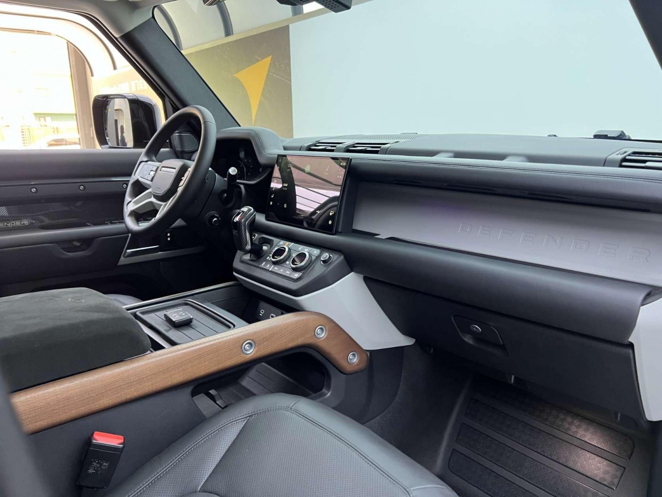 Land Rover Defender 2023