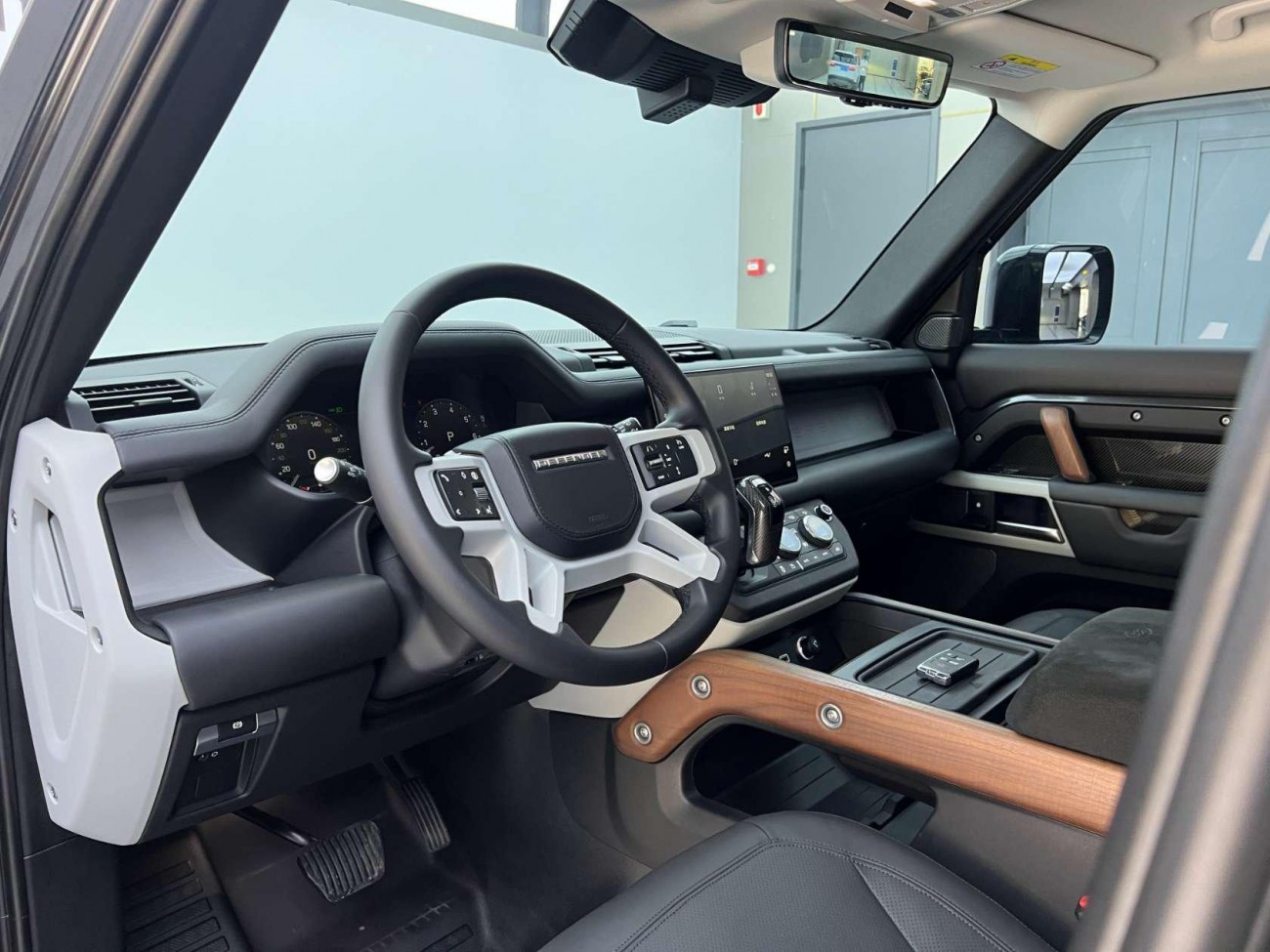 Land Rover Defender 2023