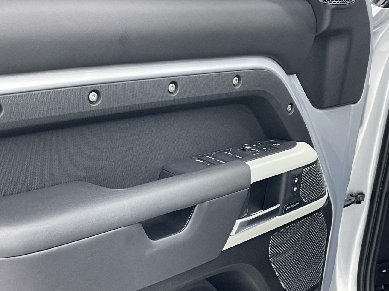 Land Rover Defender 2021