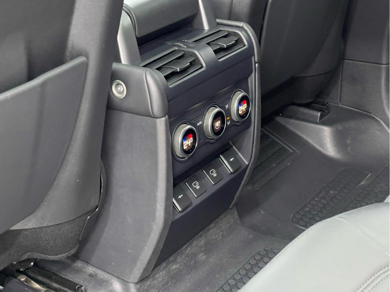 Land Rover Defender 2021