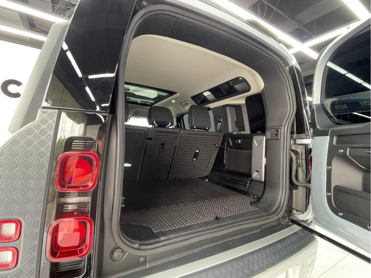 Land Rover Defender 2021