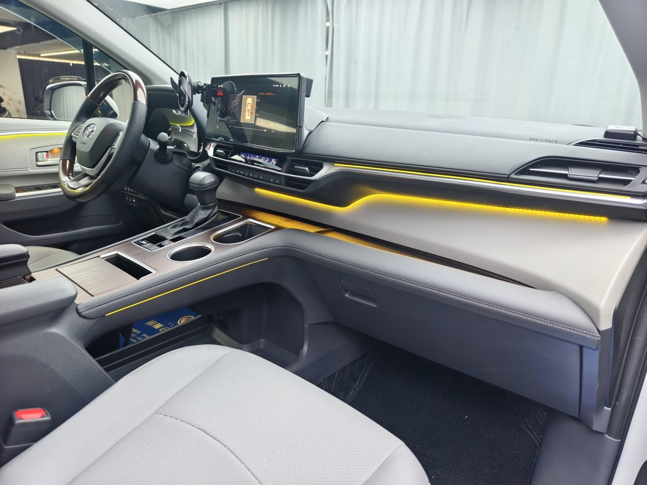 Toyota Granvia 2023