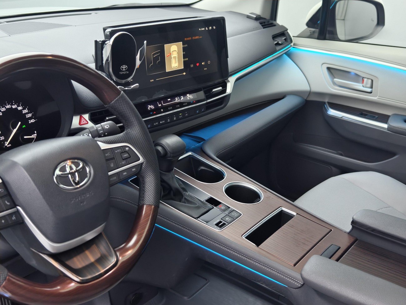 Toyota Granvia 2023