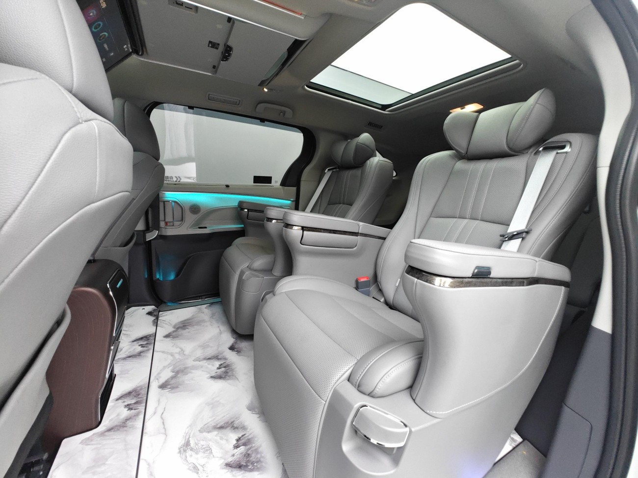 Toyota Granvia 2023