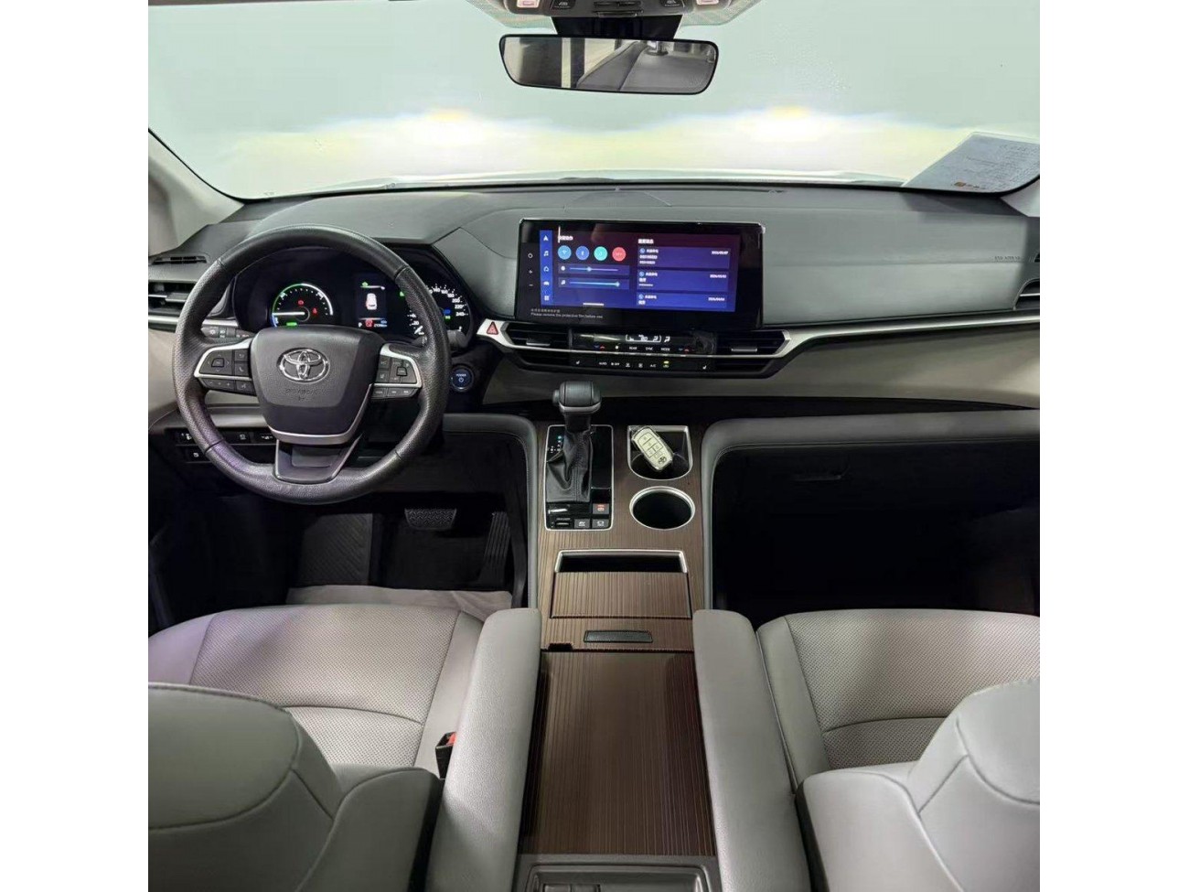 Toyota Granvia 2023