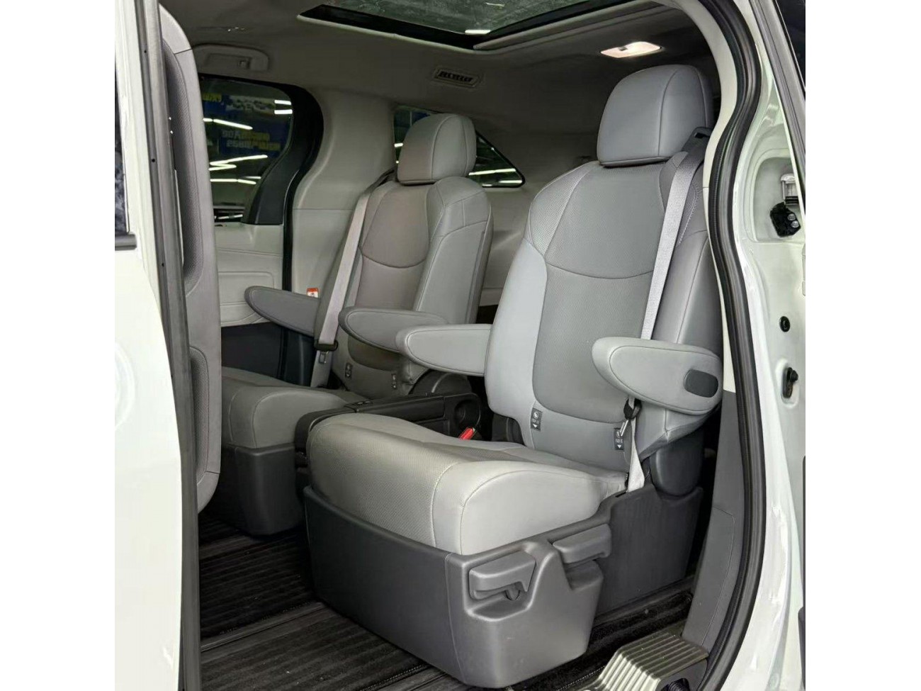 Toyota Granvia 2023