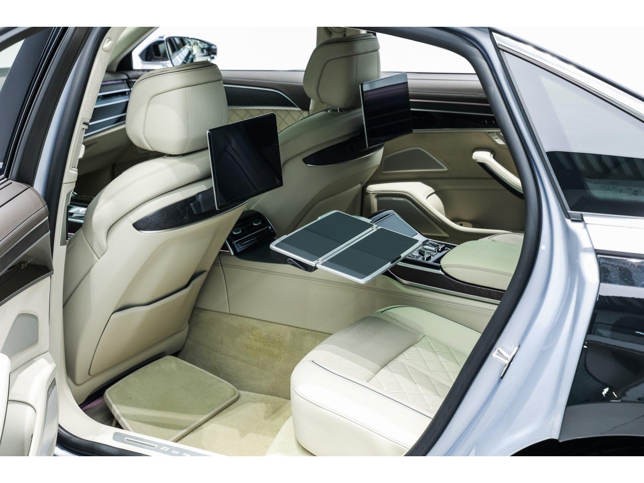 Audi A8L 2023