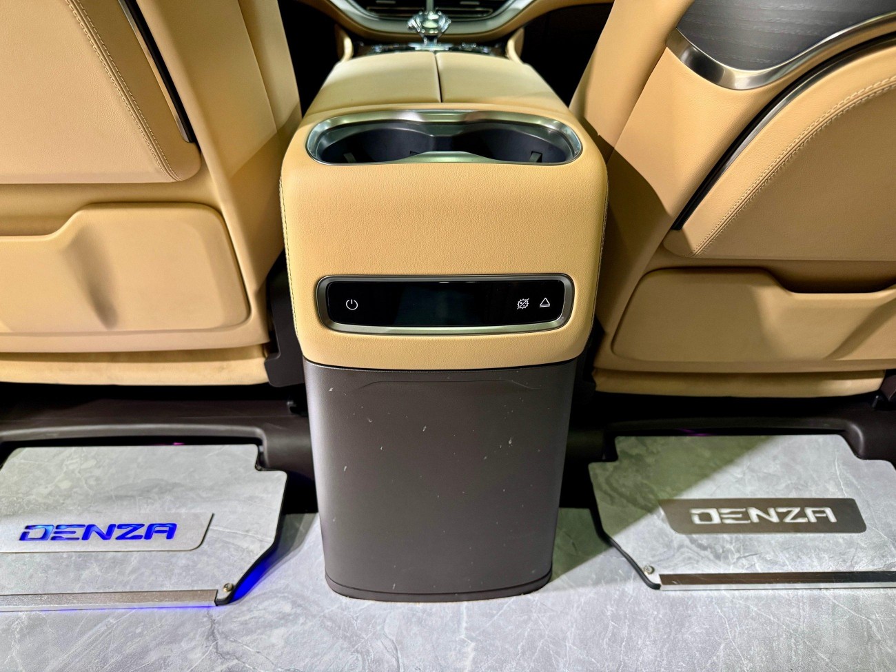 Denza D9 2025