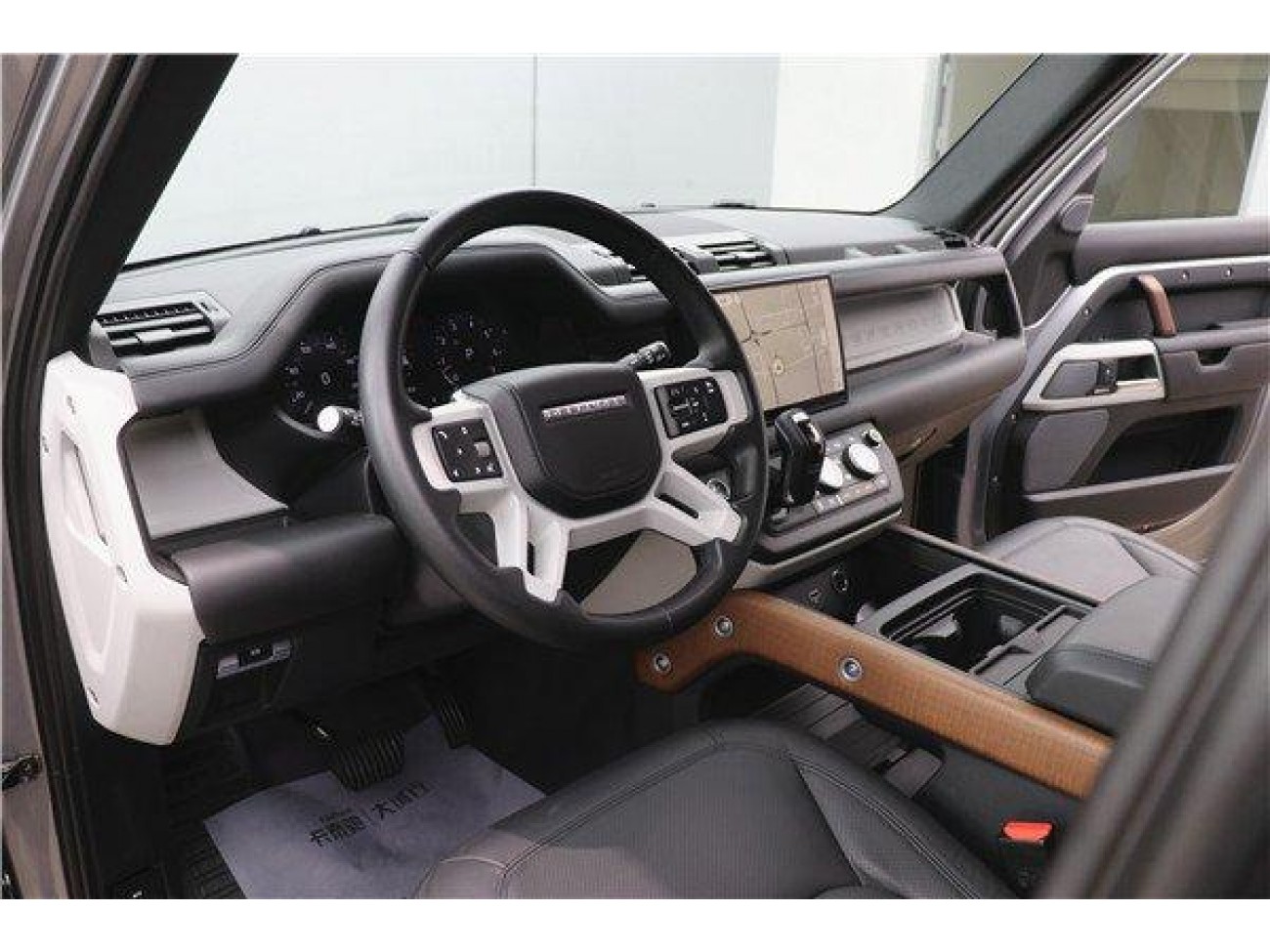 Land Rover Defender 2023