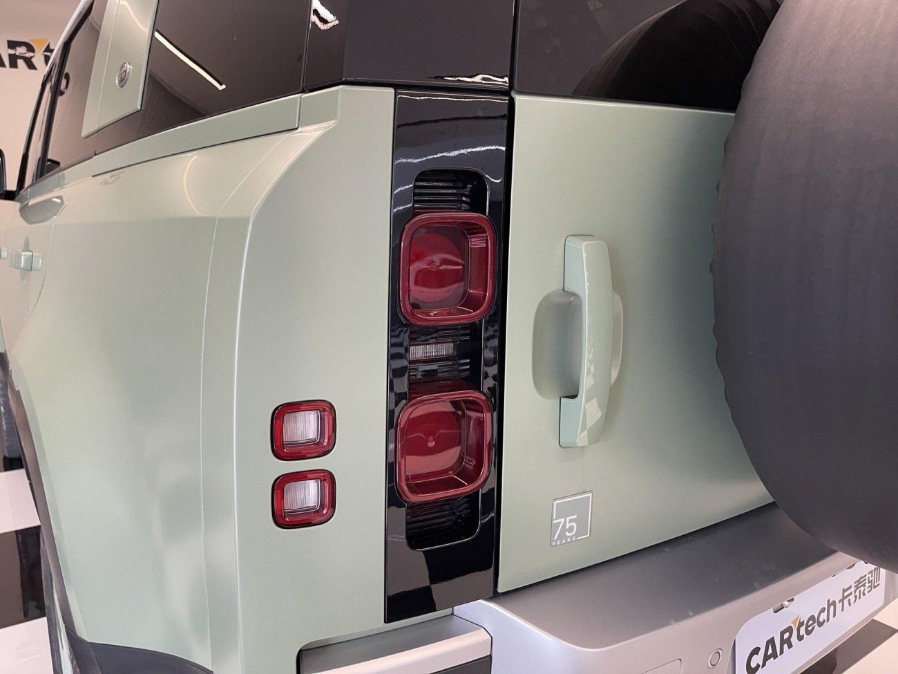 Land Rover Defender 2023