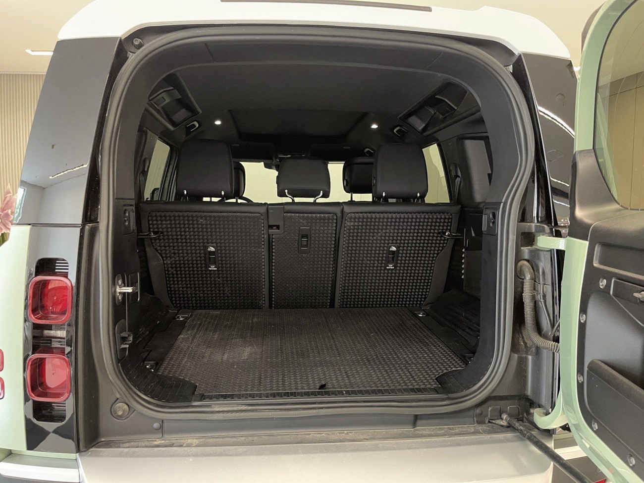 Land Rover Defender 2023