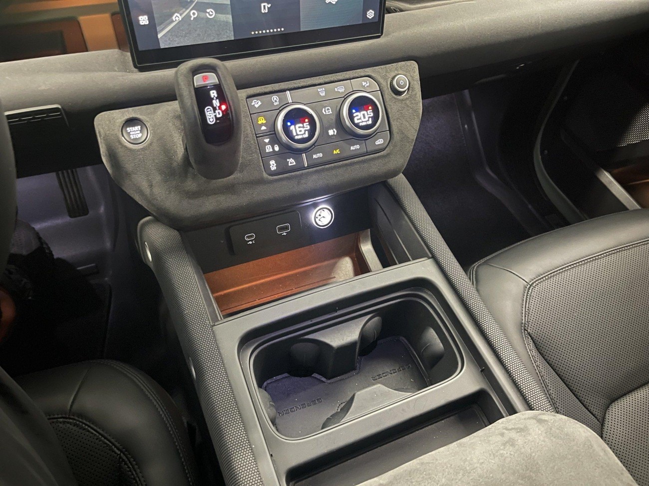 Land Rover Defender 2023