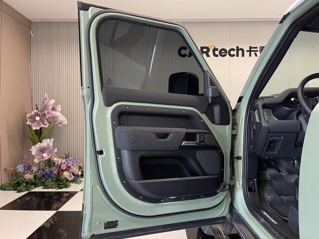 Land Rover Defender 2023