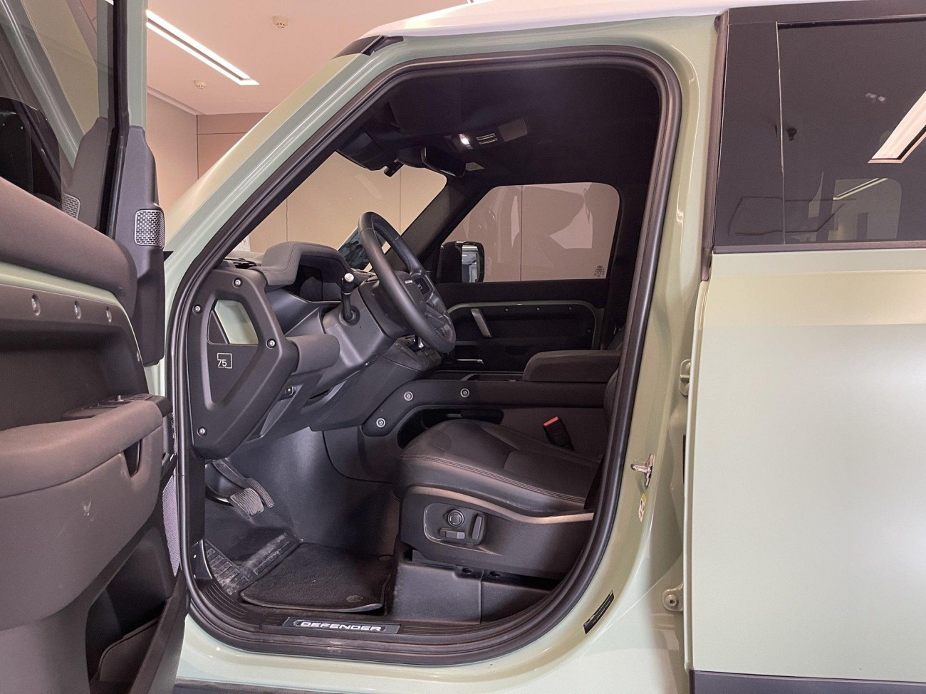 Land Rover Defender 2023