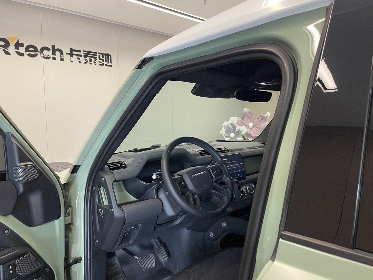 Land Rover Defender 2023