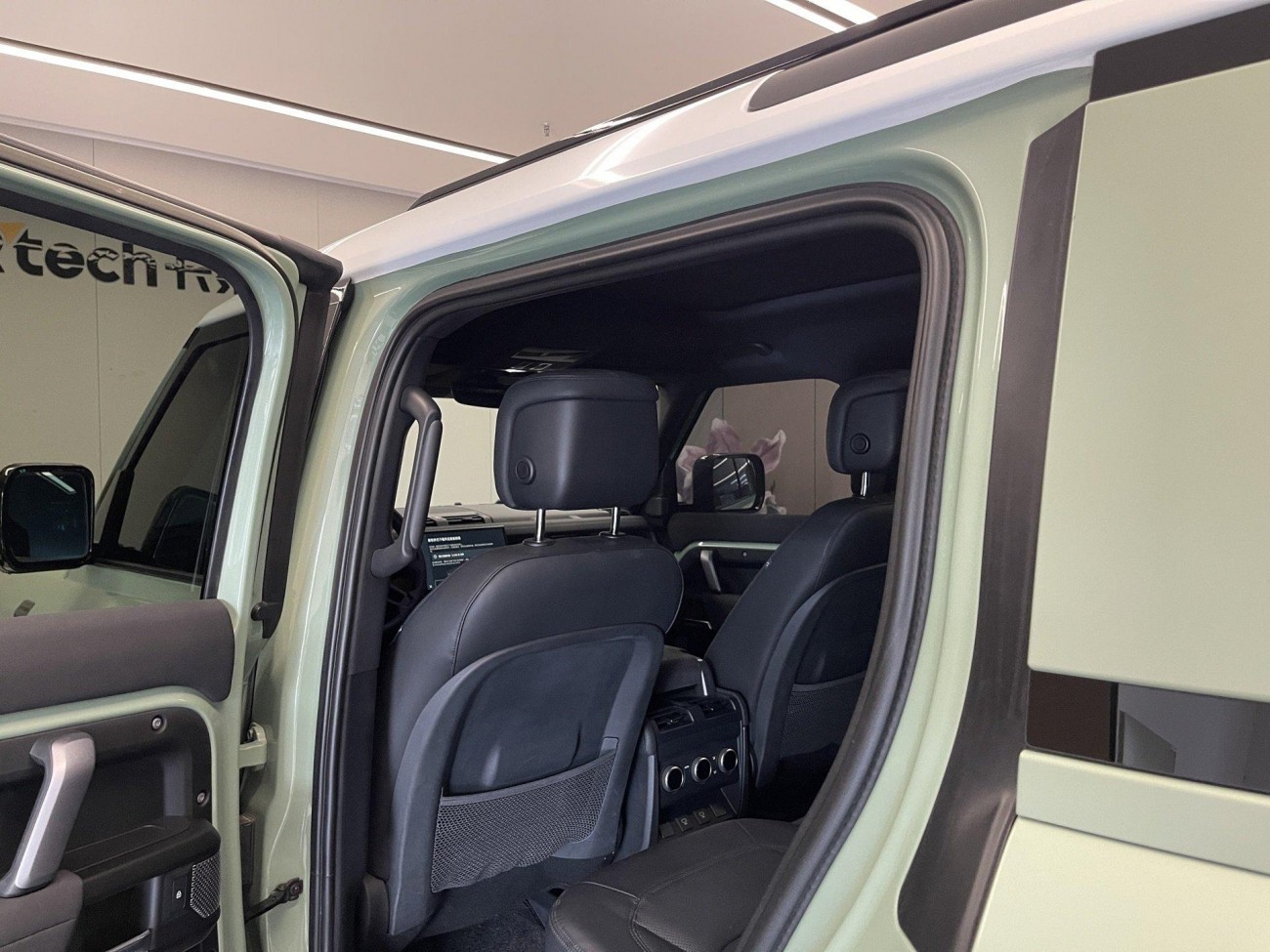 Land Rover Defender 2023