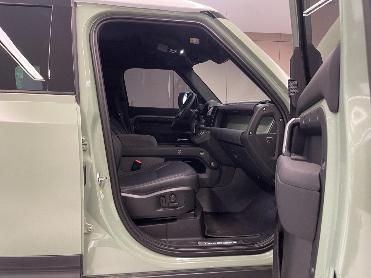 Land Rover Defender 2023