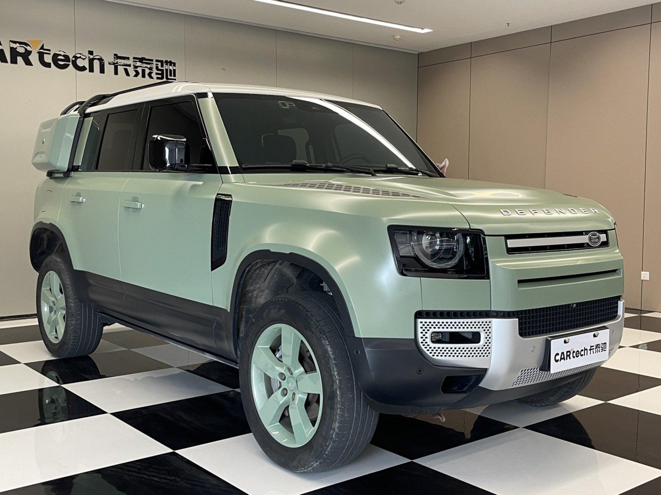 Land Rover Defender 2023