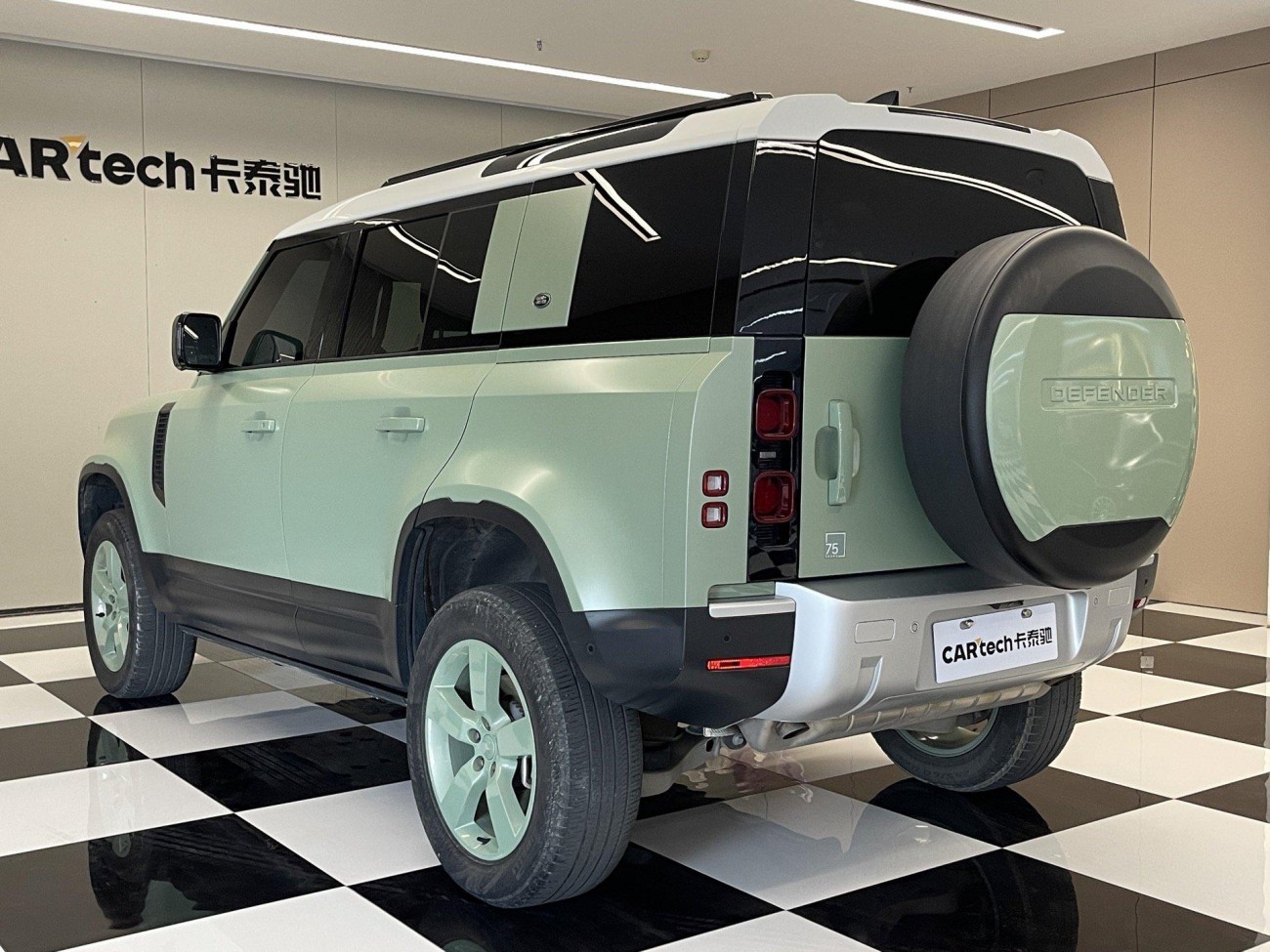 Land Rover Defender 2023