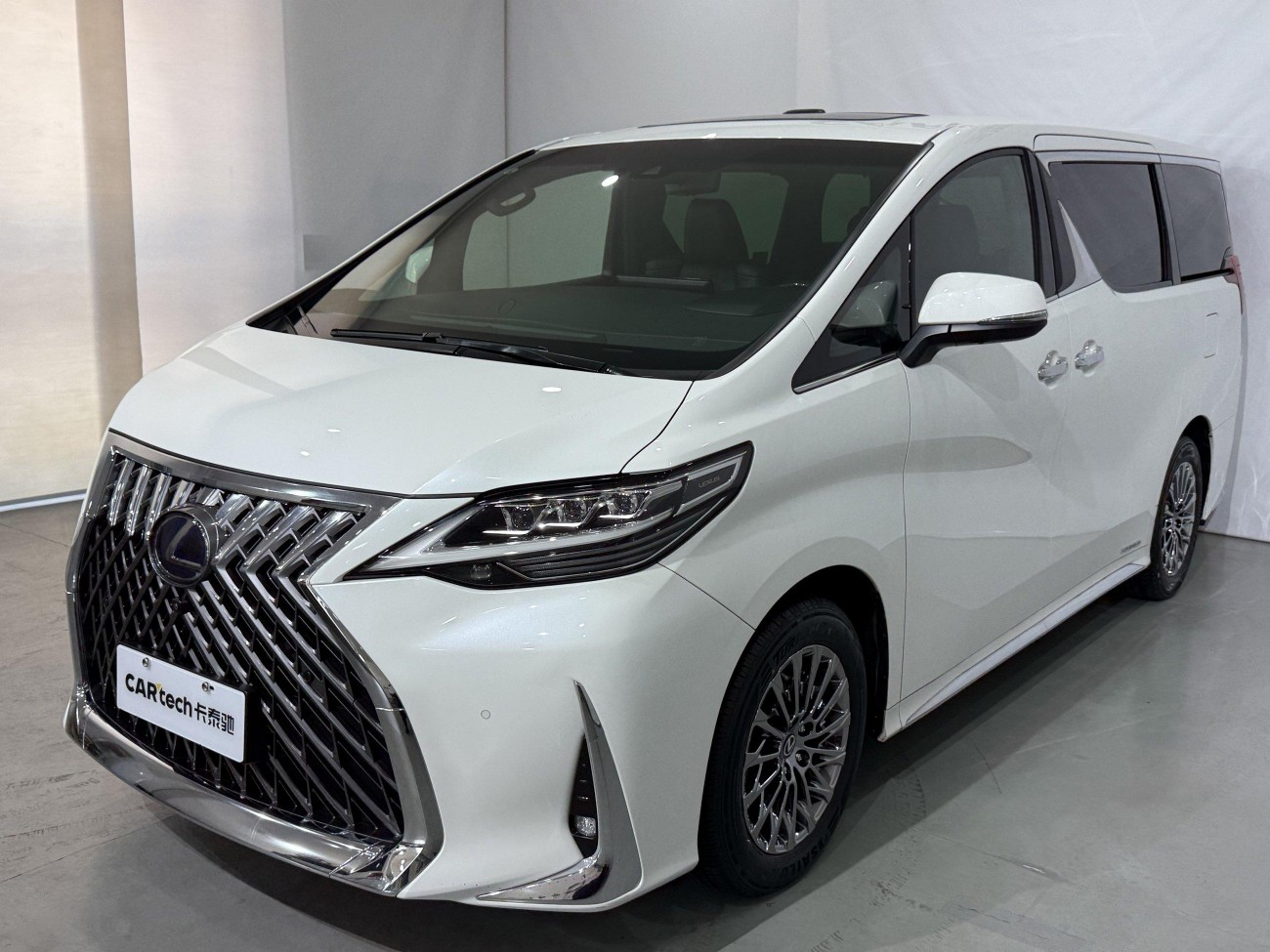 Lexus LM 300h 2020