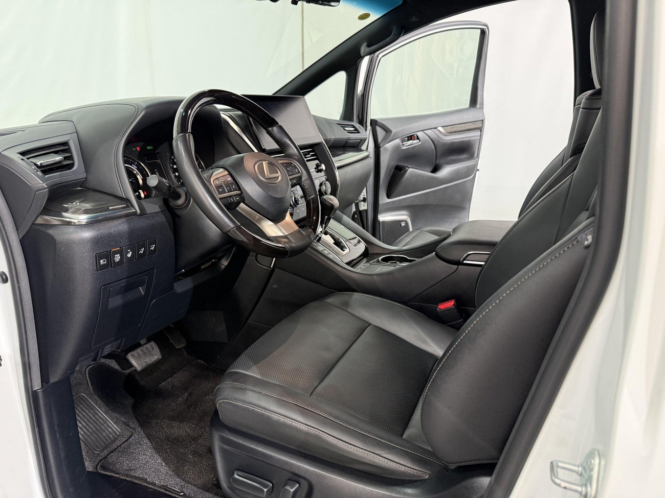 Lexus LM 300h 2020