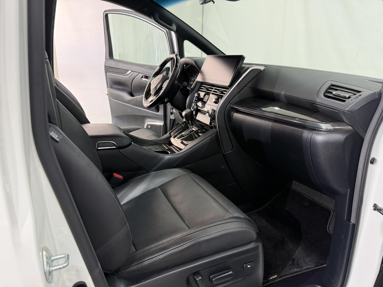 Lexus LM 300h 2020