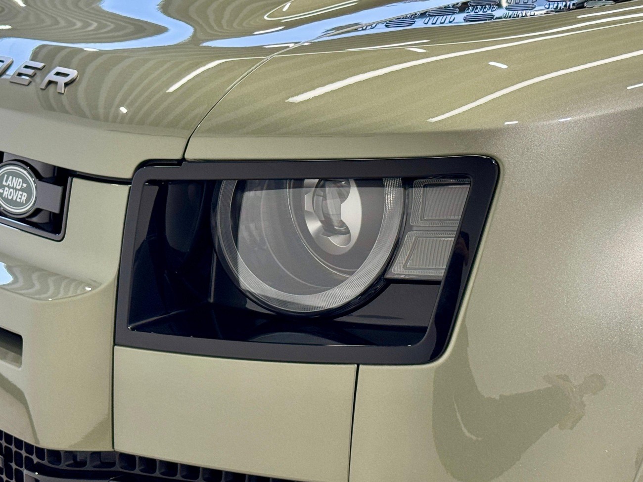 Land Rover Defender 2023