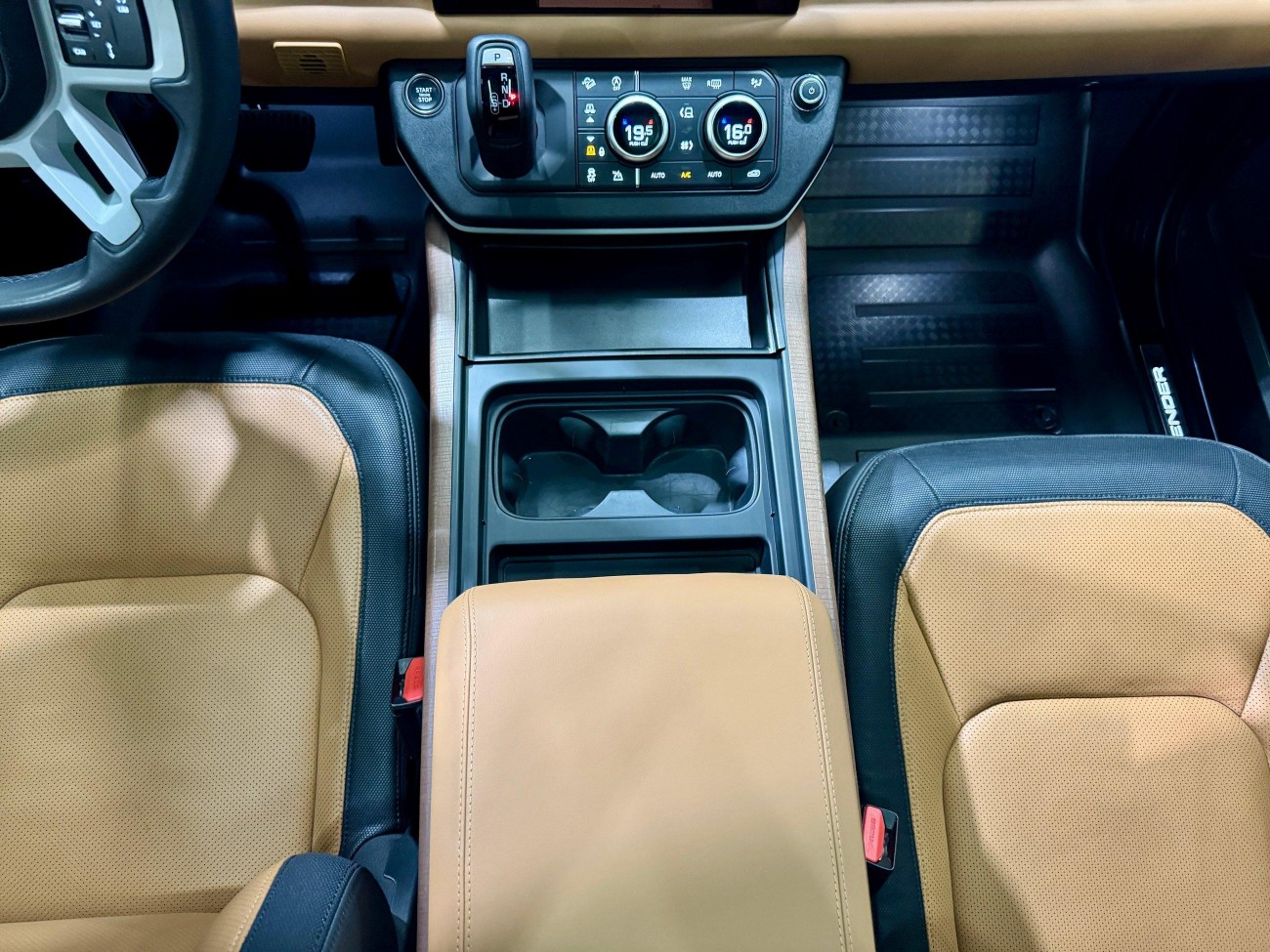 Land Rover Defender 2023