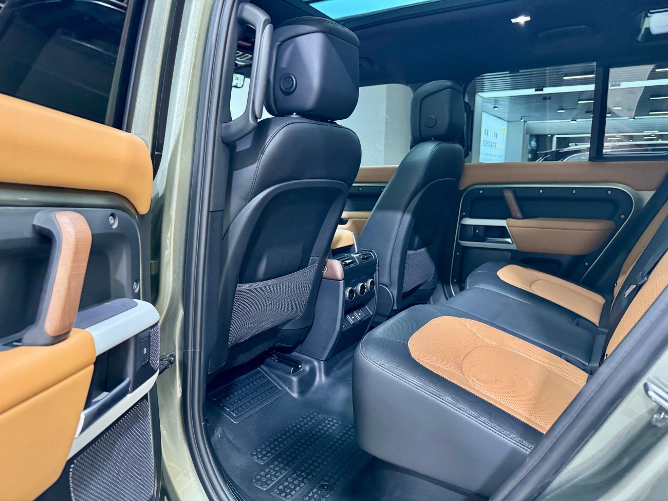 Land Rover Defender 2023