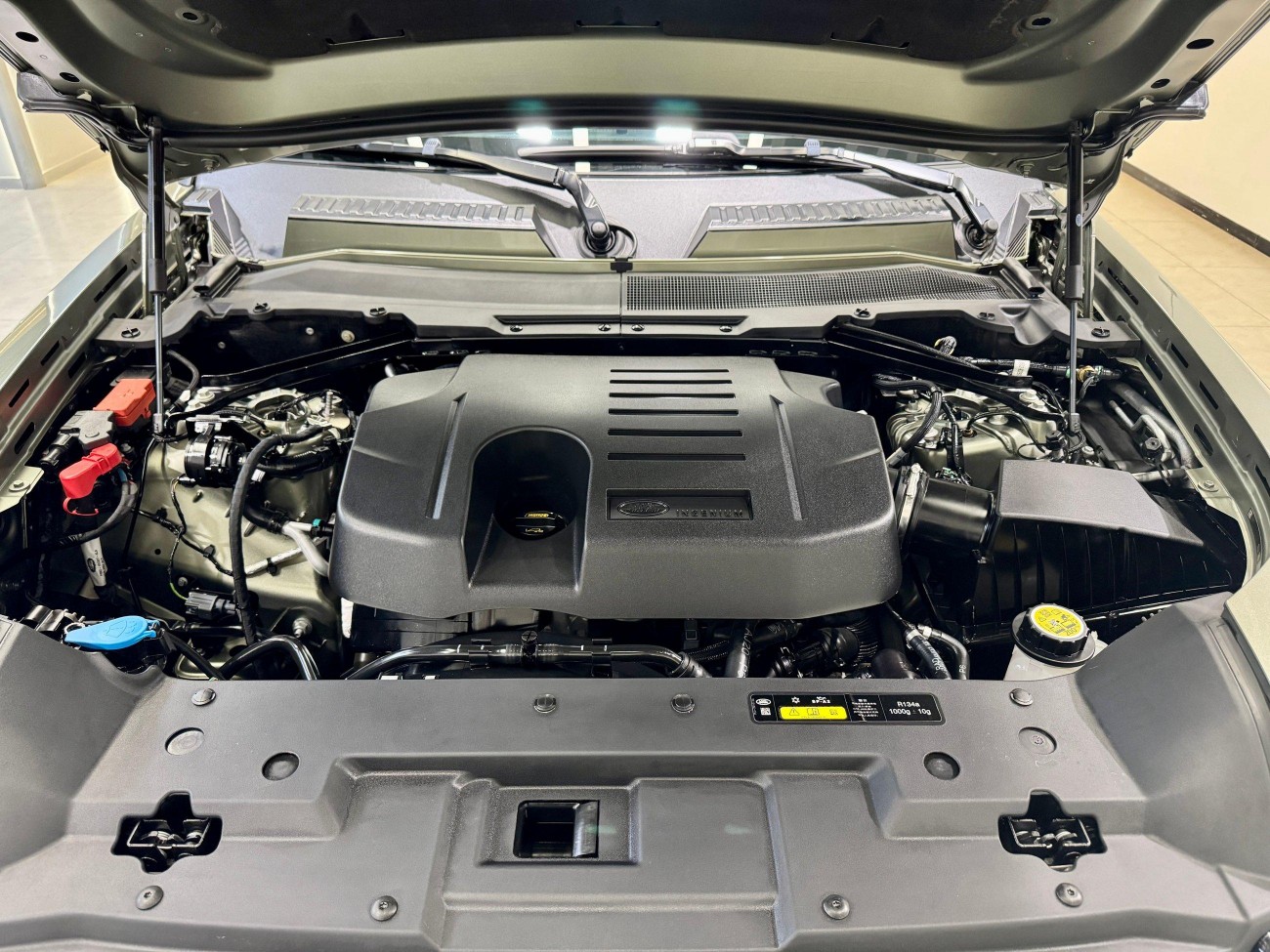 Land Rover Defender 2023