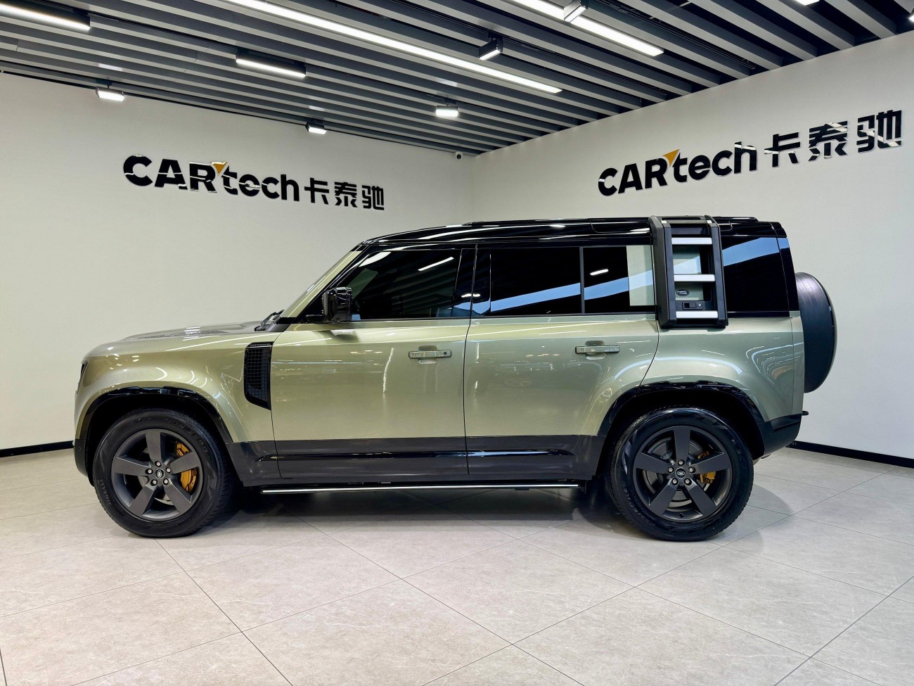 Land Rover Defender 2023