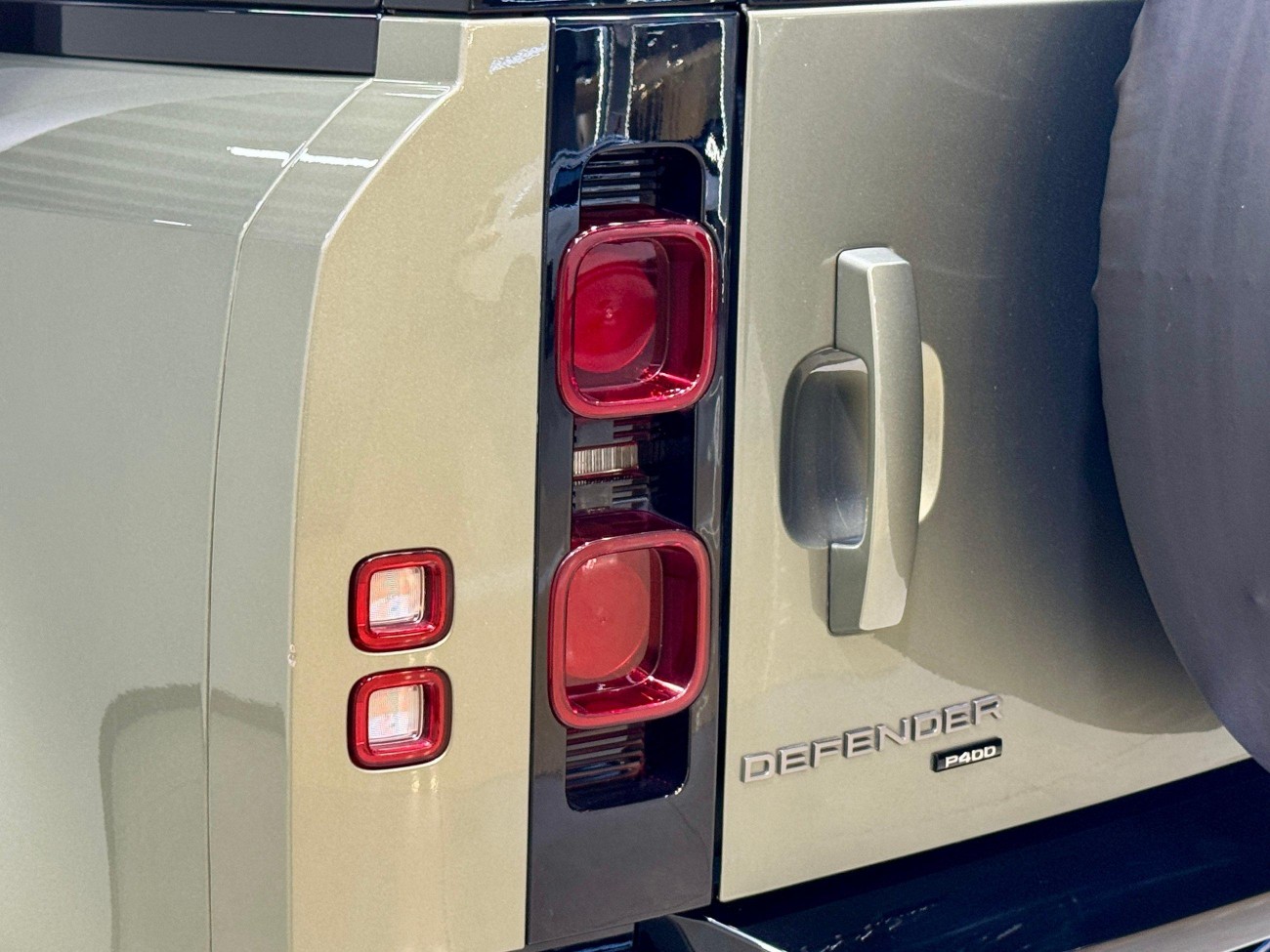 Land Rover Defender 2023