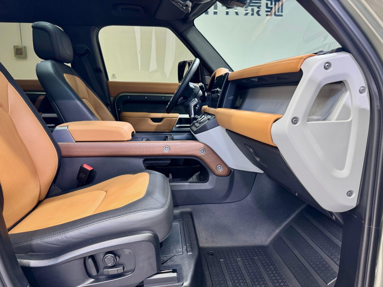 Land Rover Defender 2023