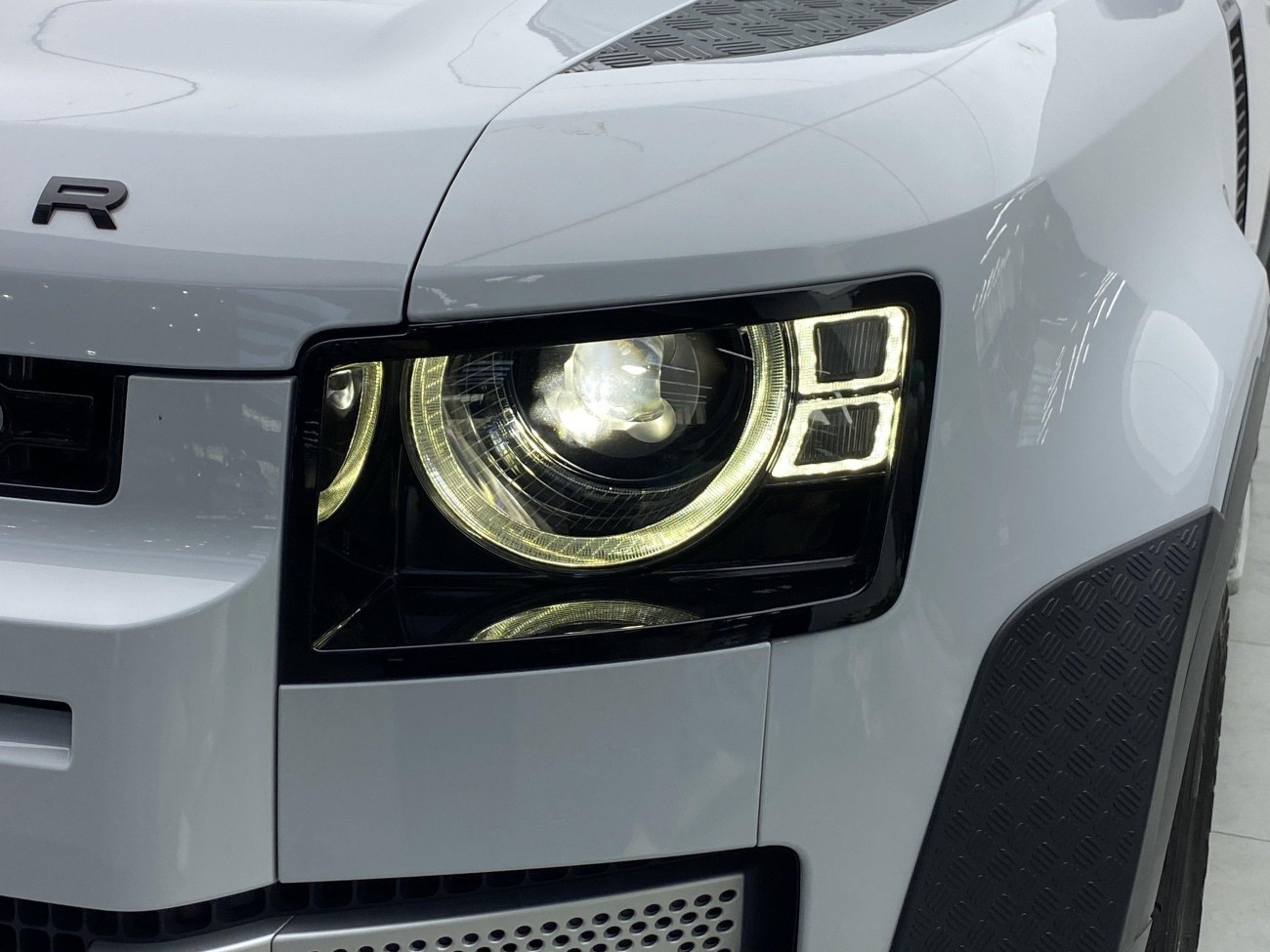 Land Rover Defender 2023