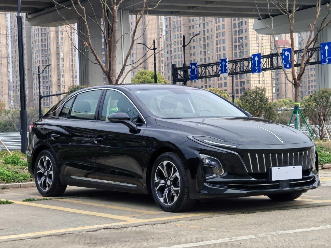 Hongqi QM5 2024