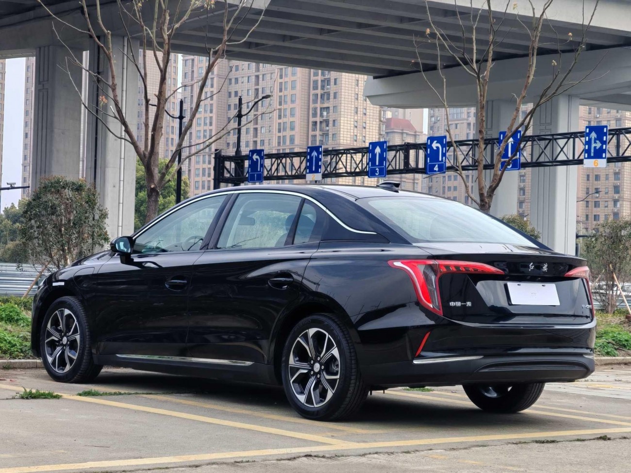 Hongqi QM5 2024