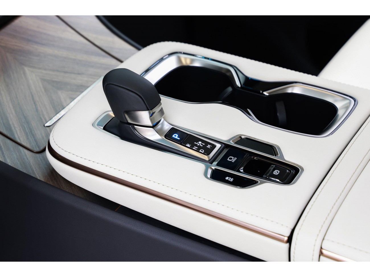 Lexus LM 500h 2025