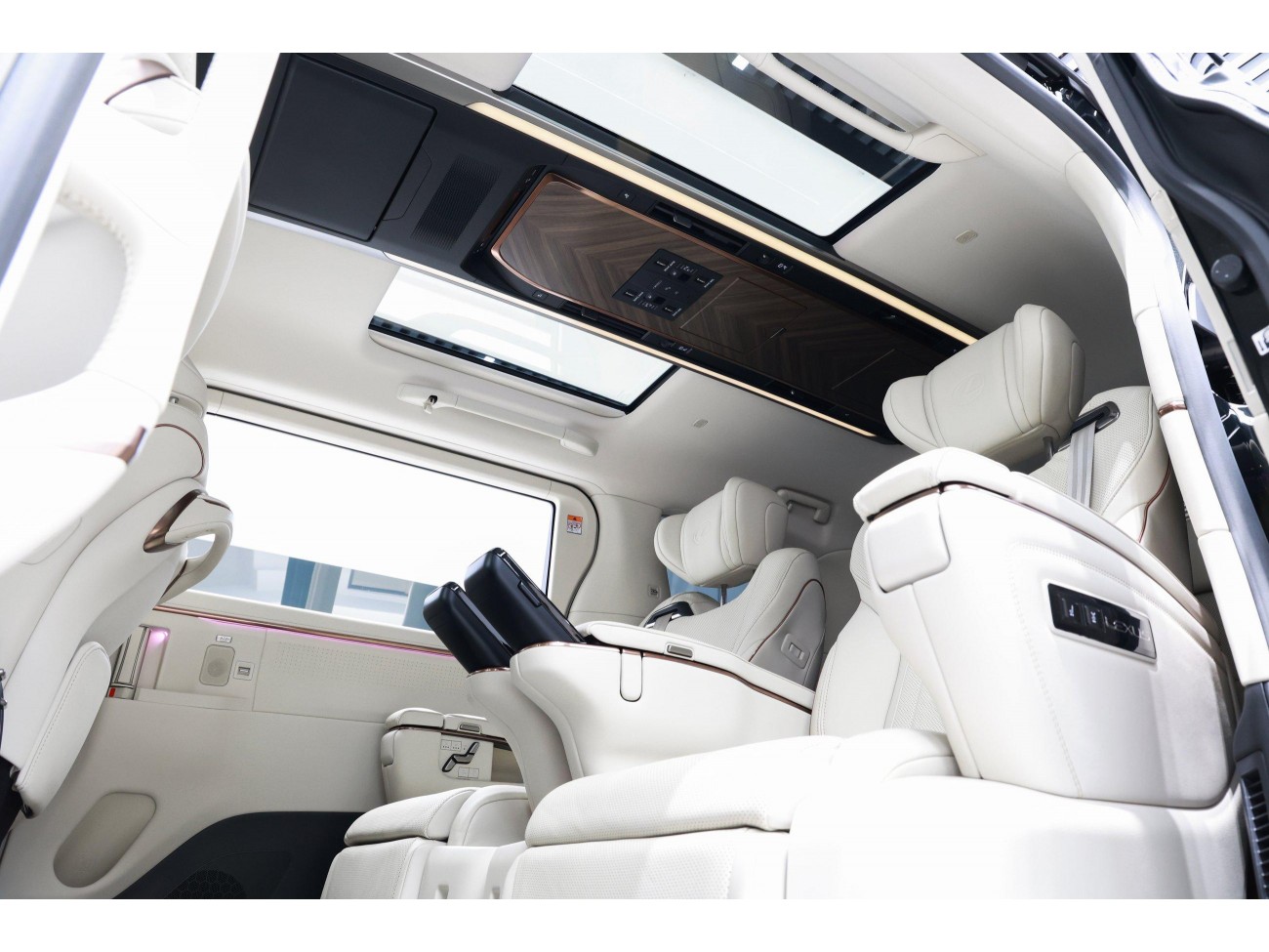 Lexus LM 500h 2025