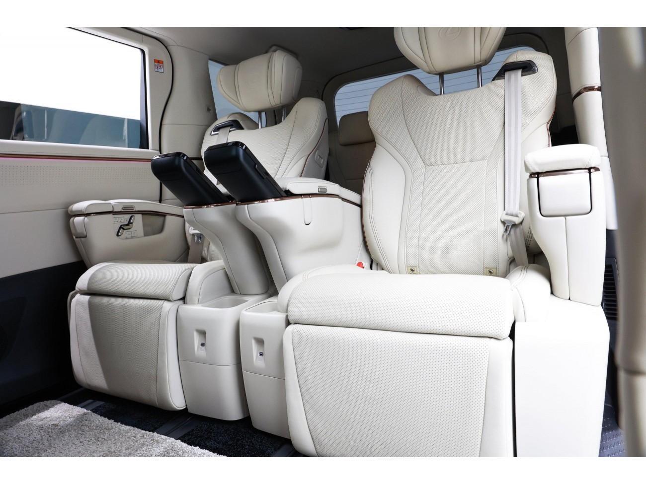 Lexus LM 500h 2025
