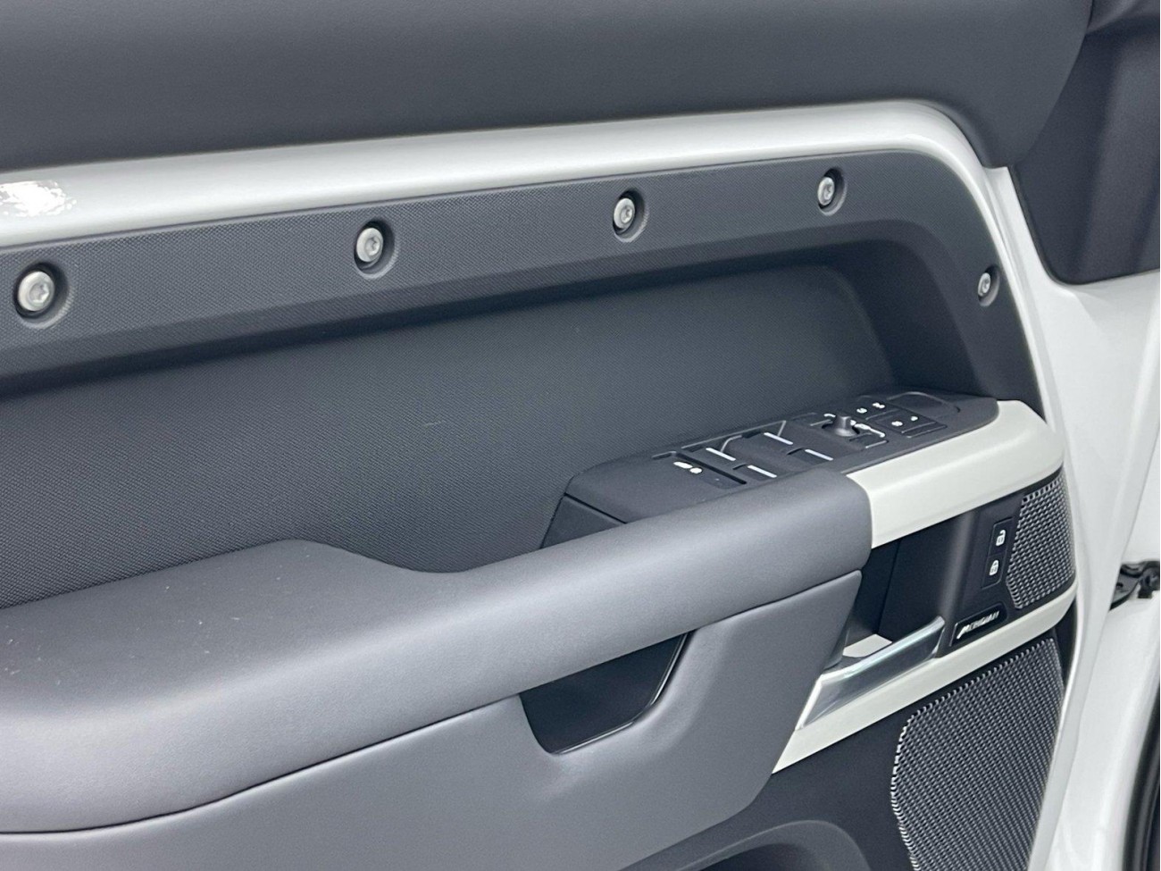 Land Rover Defender 2024