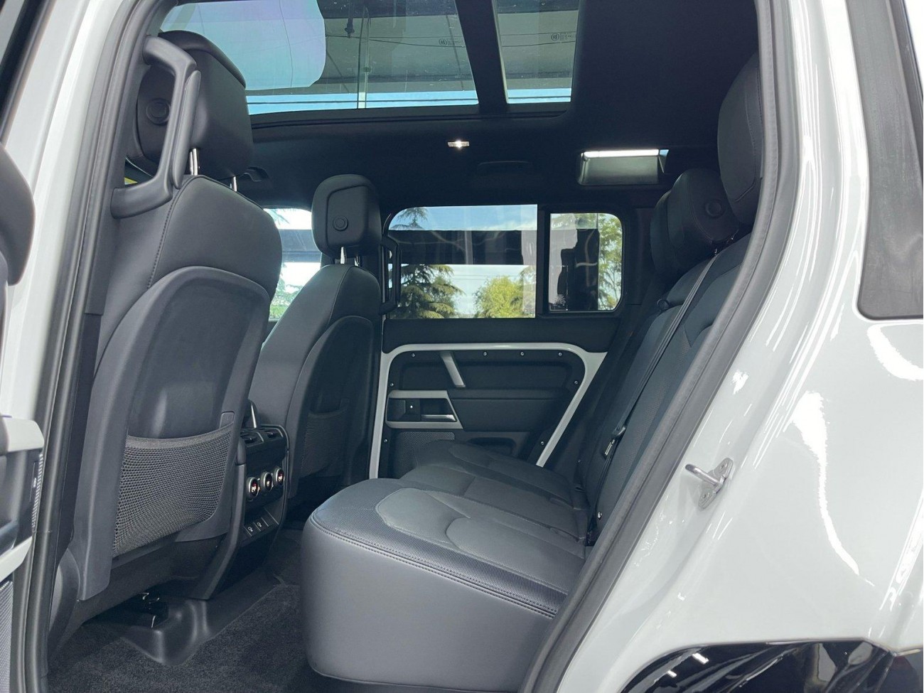 Land Rover Defender 2024