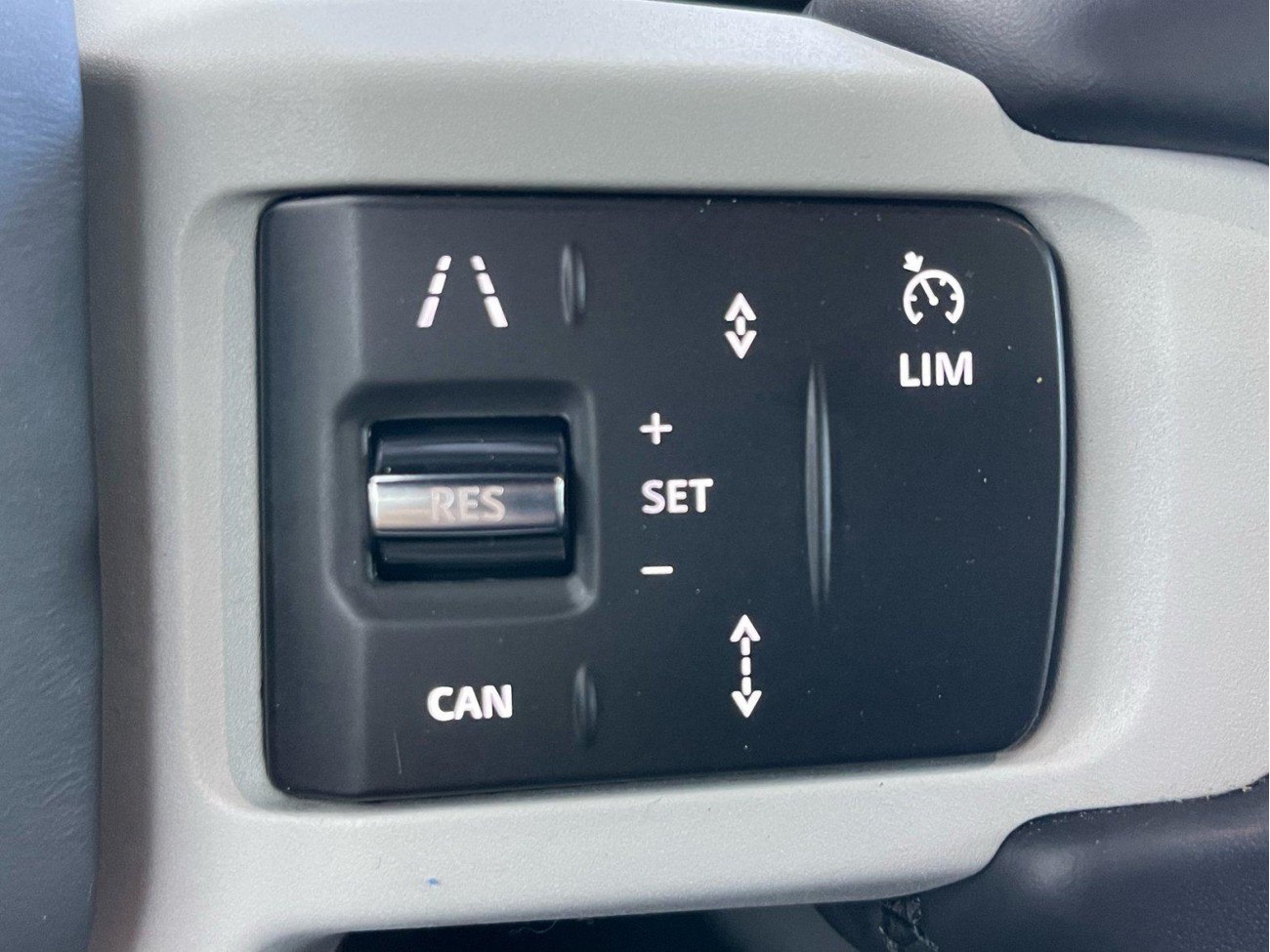 Land Rover Defender 2024