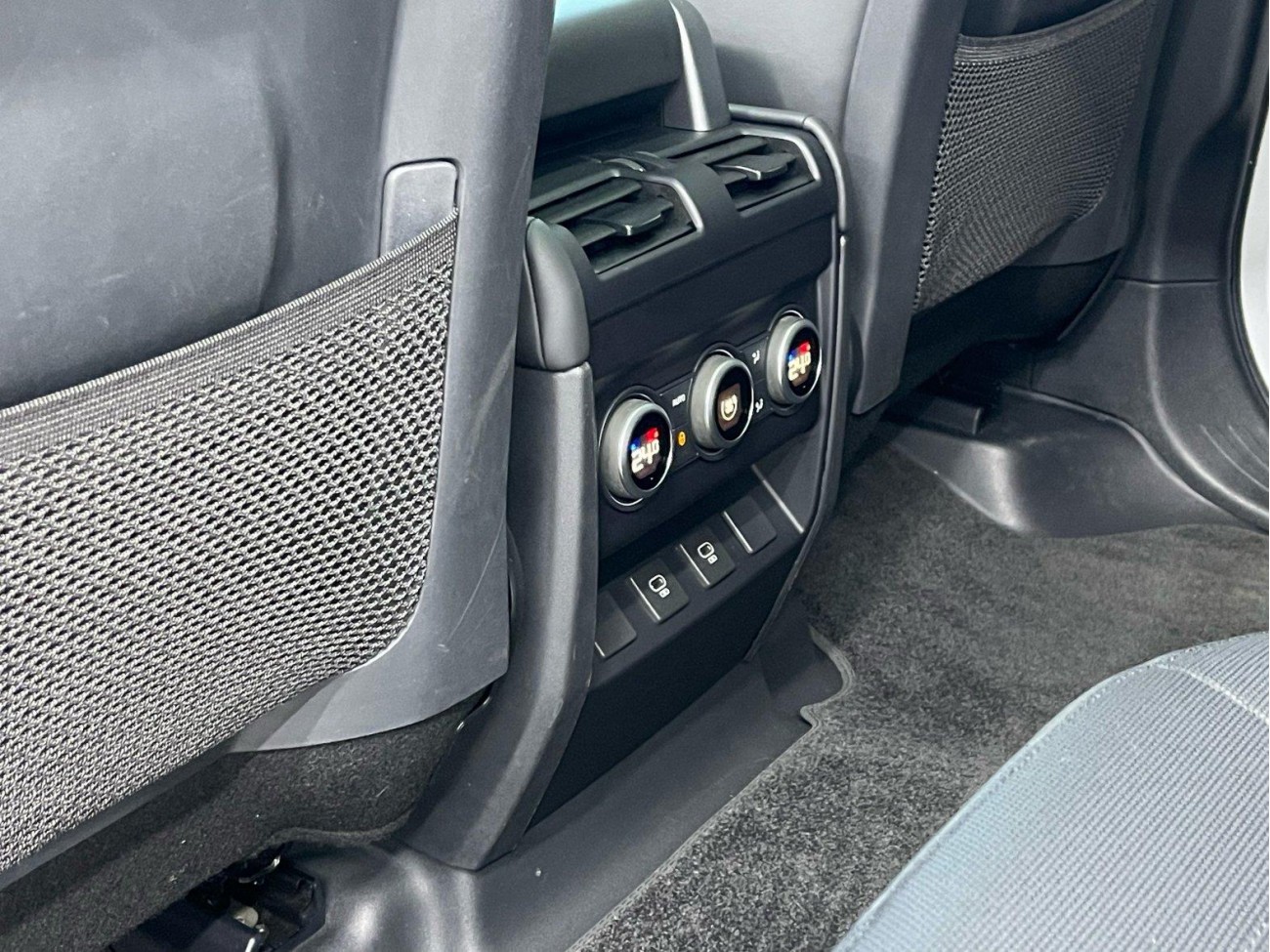Land Rover Defender 2024