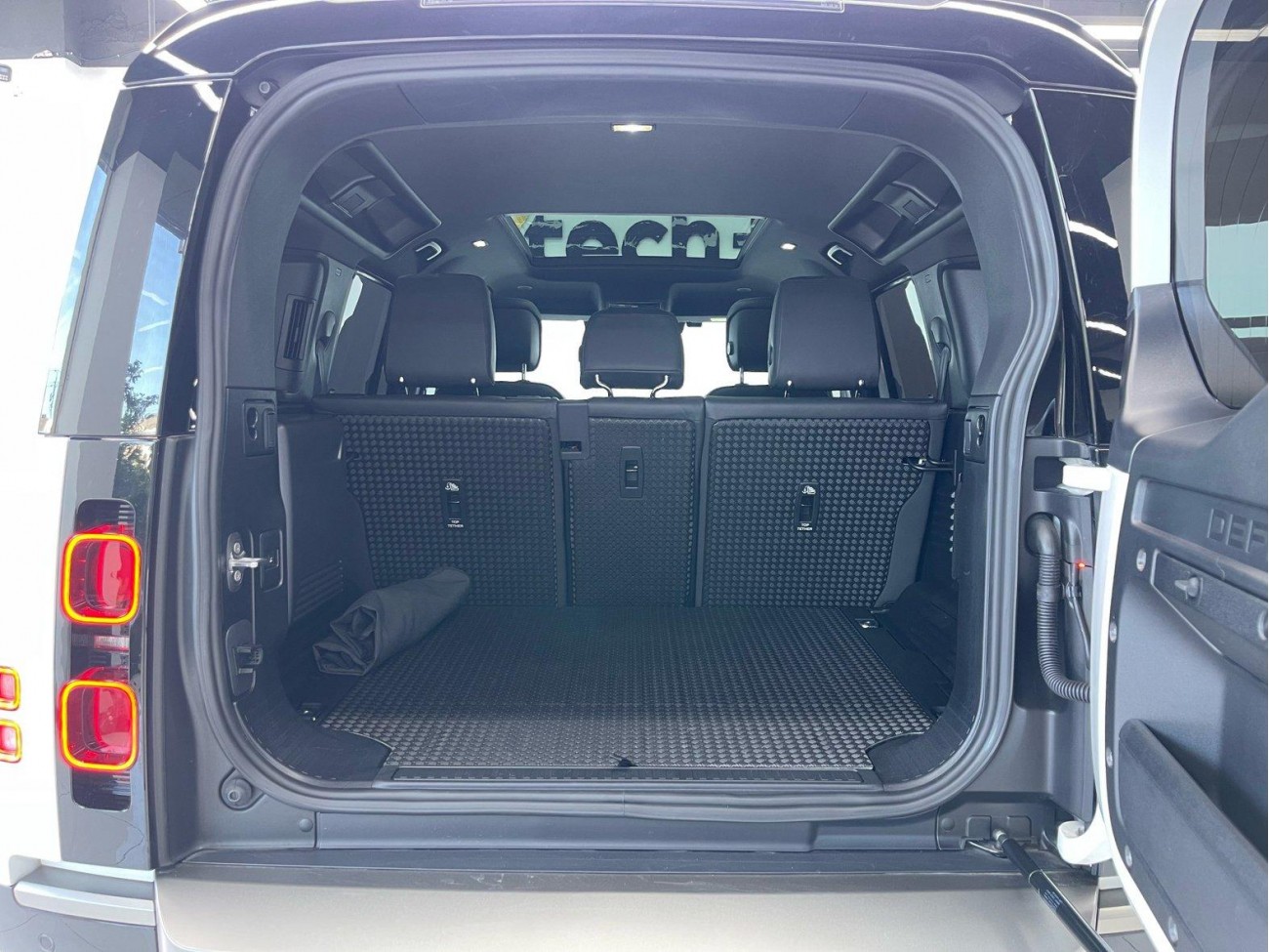 Land Rover Defender 2024